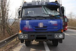 Ledy z kamionů rozbily na Zlínsku sklo nákladního i osobního auta - Novinky
